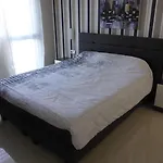A Modern With A Large Solari 别墅 *