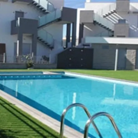 A Modern With A Large Solari فيلة